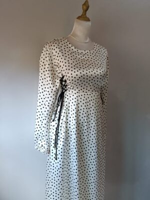 Robe Midi "Polka Dot Chic" – Élégance Satinée & Lacets Flancs